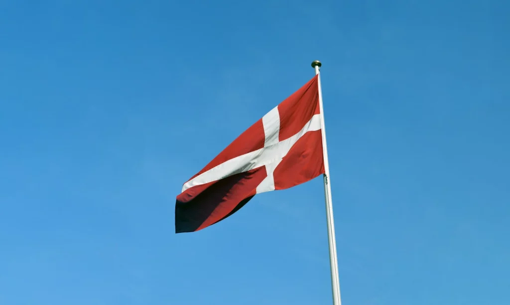 Danmarks flag med blå himmel.